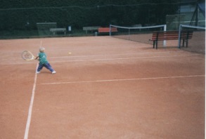 Bernhard Wallner als Kind mit Tennisschläger auf dem Sandplatz in der Tennisschule seines Papas Kurt Wallner im Freizeitpark Zell am Ziller